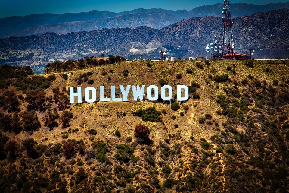 Hollywood è un sobborgo della città di Los Angeles, nella California meridionale, centro principale dell'industria cinematografica americana.