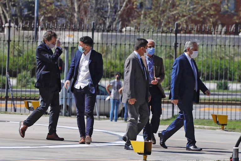 Alberto Fernández al llegar a Casa Rosada junto a Gustavoi Béliz