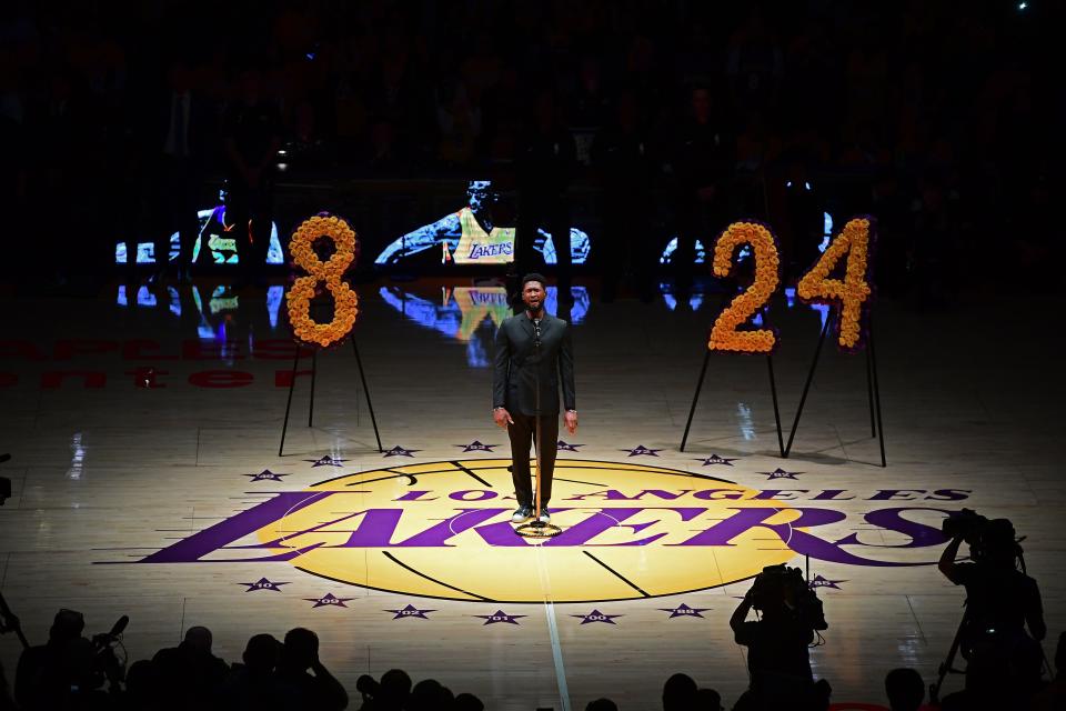 US singer Usher (C) performs "Amazing Grace" in honor of NBA legend Kobe Bryant, after he was killed last weekend in a helicopter accident, ahead of a game between Los Angeles Lakers and Portland Trail Blazers, at the Staples Center in Los Angeles, California on January 31, 2020. (Photo by FREDERIC J. BROWN / AFP) (Photo by FREDERIC J. BROWN/AFP via Getty Images)