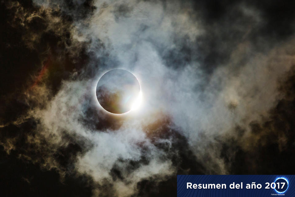 <p>Una vista del eclipse estadounidense de 2017 desde el camino de totalidad que atravesó el norte de Georgia. El anillo de diamantes iluminó algunas nubes muy finas, que parecían nubes espaciales, es decir, una especie de nebulosa. La foto fue finalista en la categoría “Astronomía”. (PA) </p>