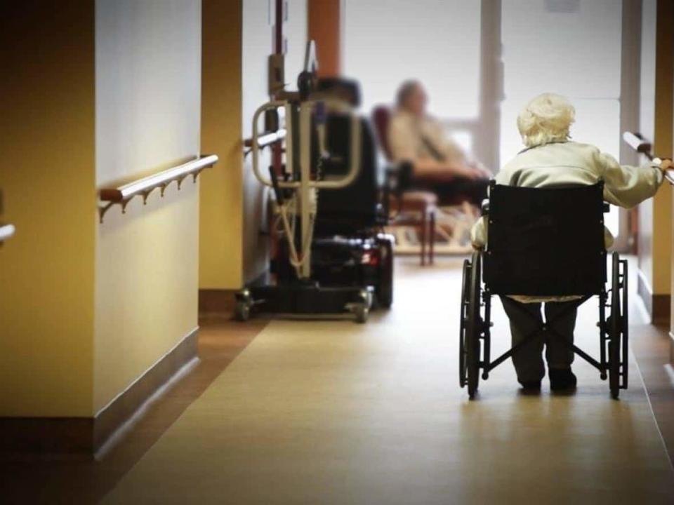 The Ministry of Health and Social Services (MSSS) has posted 19 new positions for inspectors in private seniors' residences, as there are currently only seven inspectors to serve over 1,000 homes in the province.   (Radio-Canada - image credit)