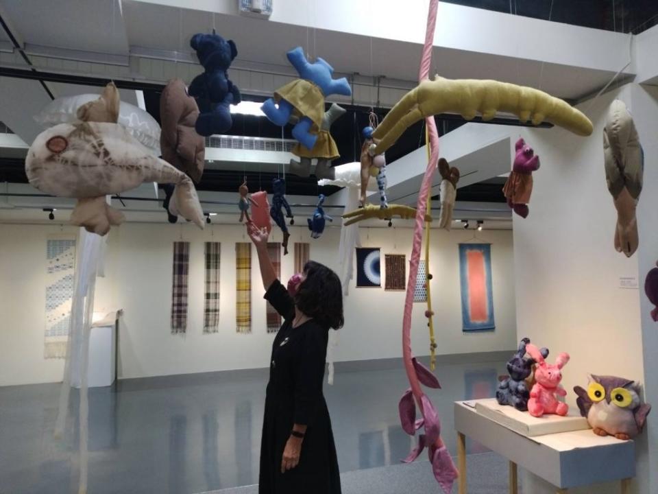 「藥舞楊威染織創作展」在新營文化中心登場，展出多元作品。（記者陳佳伶攝）