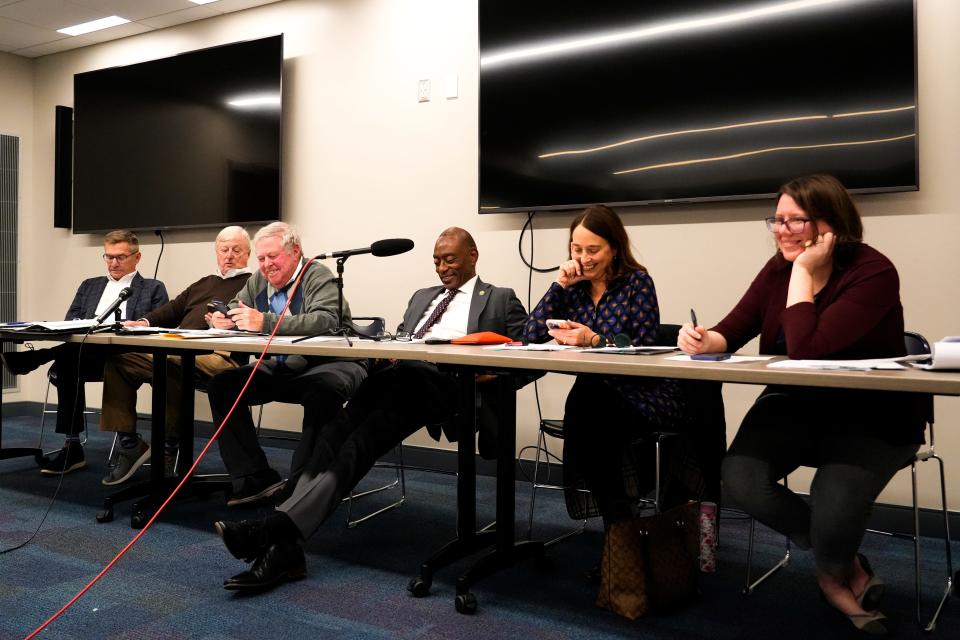 From left: Former Cincinnati Mayor Charlie Luken, Paul Sylvester, Board Chair Paul Muething, former Cincinnati Mayor Mark Mallory, former Councilwoman Amy Murray and Assistant City Solicitor Kaitlyn Geiger meet during the first Cincinnati Southern Railway Board meeting since the election on Tuesday, Nov. 14, 2023, at Walnut Hills Branch Library in Walnut Hills.