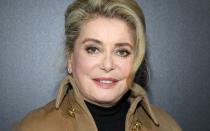 Im November 2019 musste die französische Schauspielerin Catherine Deneuve in ein Krankenhaus gebracht werden. Grund dafür war ein leichter Schlaganfall während Dreharbeiten. Nach einigen Wochen wurde sie allerdings wieder entlassen. (Bild: Pascal Le Segretain/Getty Images)