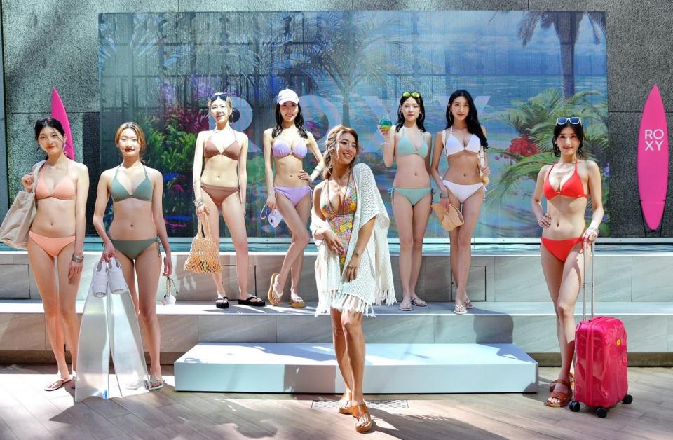 瑞瑪席丹率凱渥模特兒展現品牌2024泳裝新品。（Roxy提供）