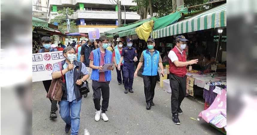 新北警方配合區公所和市場處到傳統市場取締稽查，但人跟人之間多半無法保持安全距離，也讓基層警抱怨此任務是「變相缺口」。（圖／翻攝畫面）