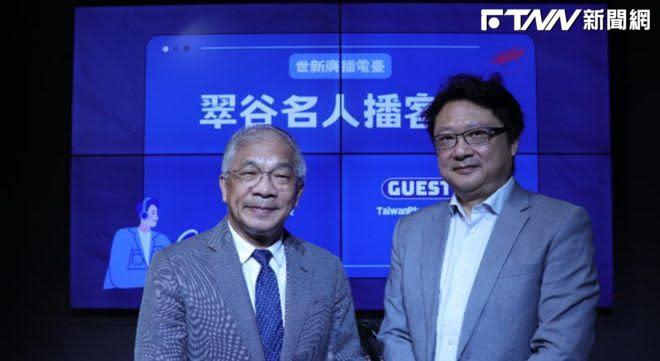 世新大學校長陳清河（左）邀請TaiwanPlus執行長余佳璋（右）至影音播客直播間進行訪談，二人合影留念。（圖／世新大學提供）