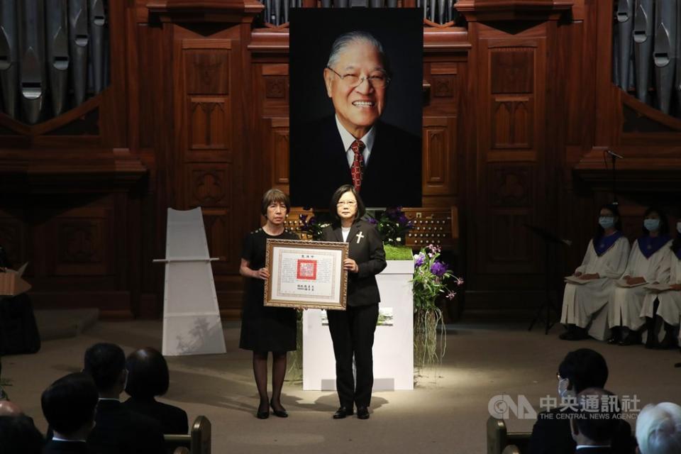 李登輝追思告別禮拜上午在淡水真理大學大禮拜堂舉行，總統蔡英文親自頒贈褒揚令，給家屬代表、李登輝女兒李安娜。(中央社)