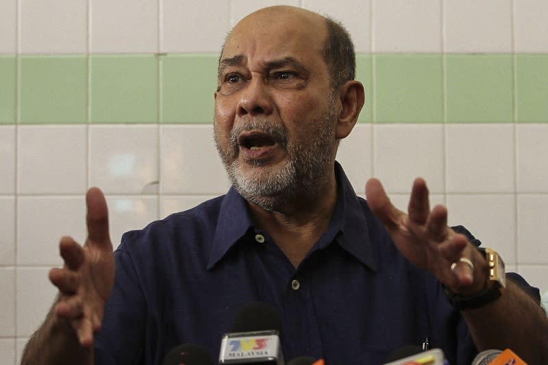 Former home minister Tan Sri Syed Hamid Albar says any misunderstandings or misgivings between the police force and the home minister of the day should be discussed internally. — File picture by Yusof Mat Isa