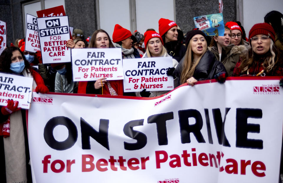 Miembros del personal de enfermería del hospital Mount Sinai de Manhattan, en Nueva York, se van a huelga el lunes 9 de enero de 2023. (AP Foto/Craig Ruttle)