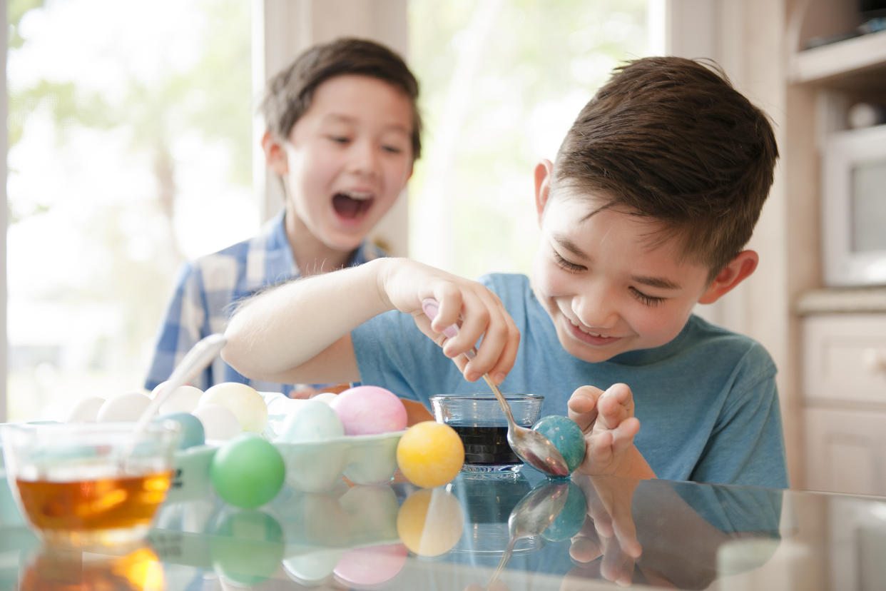 Nicht nur für Kinder ein großer Spaß: das Ostereierfärben! (Bild: Getty Images)