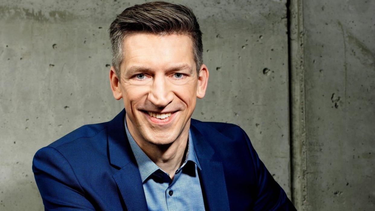 "Stern TV"-Moderator Steffen Hallaschka (51) moderiert den RTL-Jahresrückblick "2023! Menschen, Bilder, Emotionen".  (Bild: RTL / Arne Weychardt)