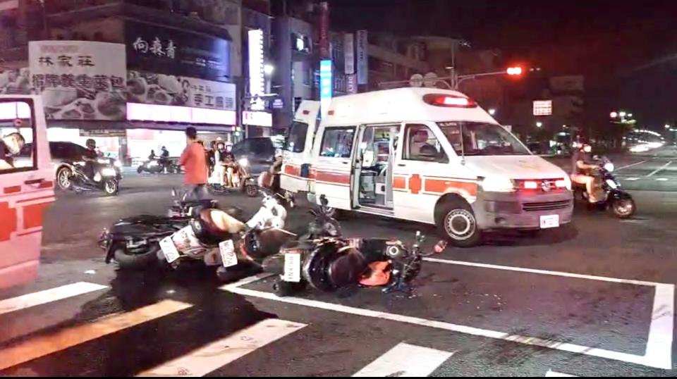 高雄鳳山晚間發生一起車禍5人受傷送醫。（圖／翻攝畫面）