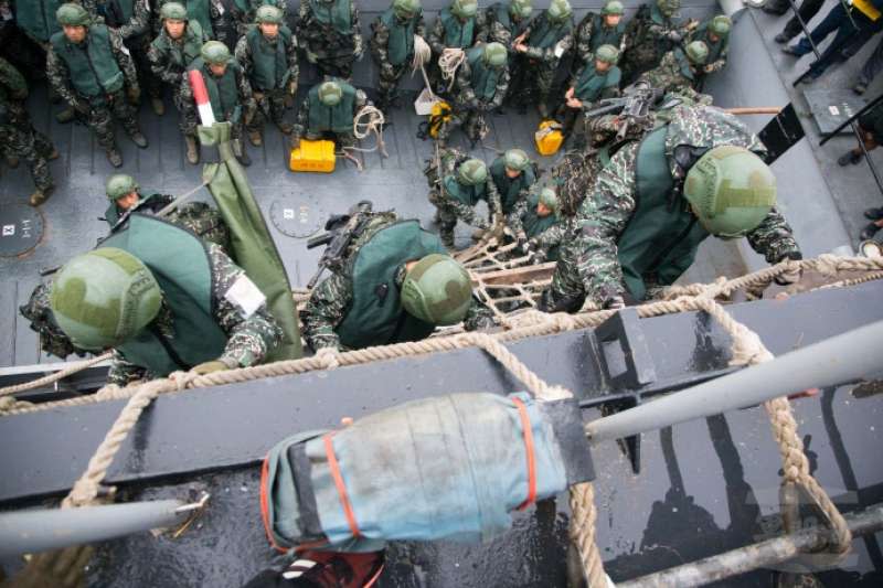 20190417-海軍陸戰隊66旅昨日在高雄左營軍區進行兩棲基地訓練，圖為官兵執行「濕網」攀爬。（取自軍聞社）