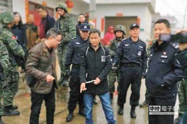 大陸陝西漢中市南鄭縣上周（15日）發生一起凶殺案，71歲老翁王自新與兩名兒子，被解放軍特種兵退役的35歲男子張扣扣殺害，圖為凶嫌重返案發地說明行凶過程。（摘自網路）