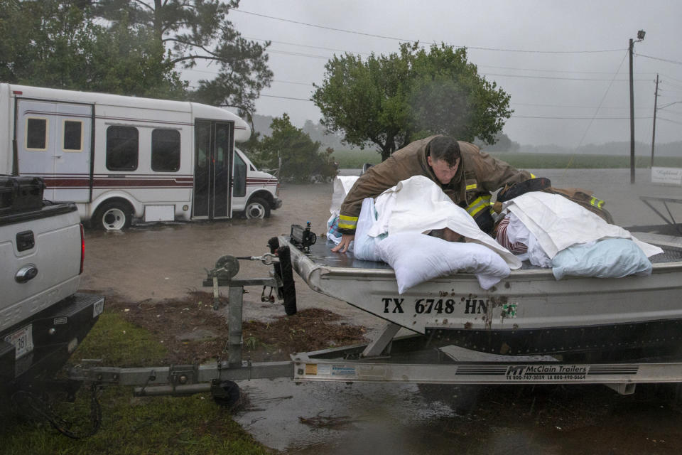 <p>Ein Helfer in Lumberton rettet zwei Bewohner eines Altersheims in Lumberton, North Carolina. (Bild: AFP) </p>