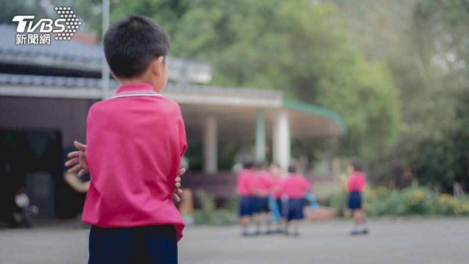 馬來西亞一名國小男童頂著烈日罰站3小時、熱衰竭昏倒。（示意圖／Shutterstock達志影像）