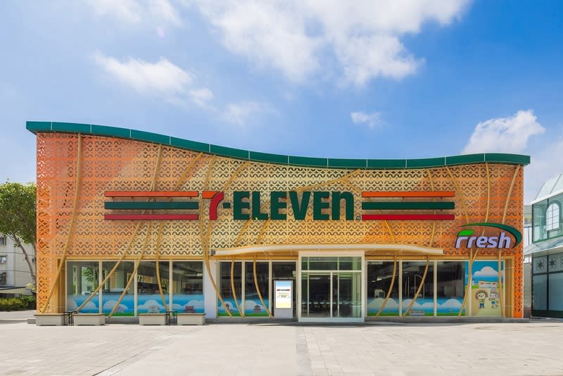 台灣7-ELEVEN於7月開出第7000店 統一超旗下7-ELEVEN在台南將開出第7000店「首府 門市」，外觀以橘色漸層鏤空窗花和金色弧形線條為 設計特色，除了有OPEN!家族全新肖像，也引入超市 等多元複合業態。 （統一超提供） 中央社記者何秀玲傳真  113年7月5日 