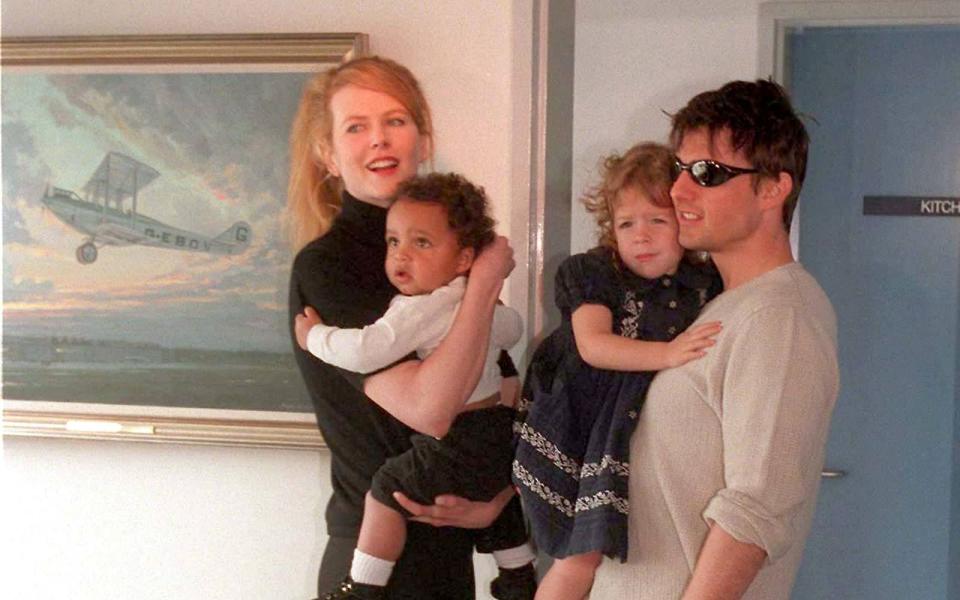 Einblicke in das Privatleben von Tom Cruise gibt es nur selten - hier machte der Hollywood-Star eine Ausnahme: Im Januar 1996 präsentierten Cruise und Kidman ihre adoptierten Kinder erstmals der Öffentlichkeit. Links Conor, rechts Isabella. (Bild: Getty Images/Patrick Riviere)