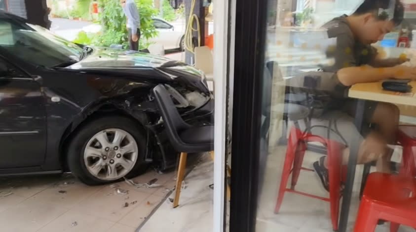 2車路口相撞「轎車衝進早餐店」　店員嚇哭喊「要收驚」