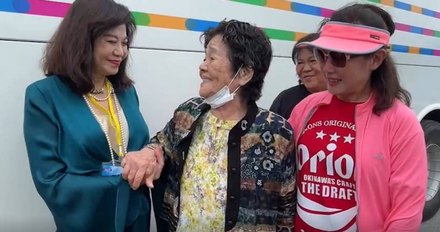 日籍的87歲老婦人松川禮子（中）在女兒陪同下到台琉國際帆船賽會場，與基隆市副市長邱佩琳（左）相見歡。（圖／基隆市政府提供）