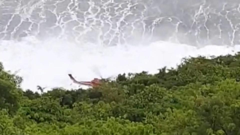 搜救人員派出直升機將受困民眾救出。（圖／東森新聞）