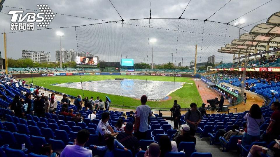 新莊棒球場因雨延賽，台鋼首戰延期。(圖／胡瑞麒攝)