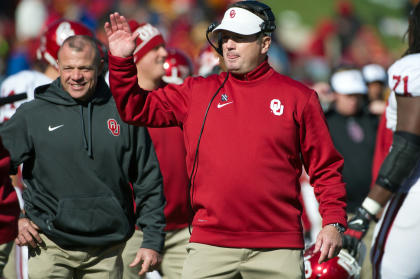 Bob Stoops celebrates during OU's win over Iowa State last week. (USA TODAY Sports)