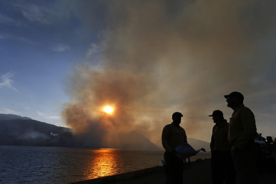 <p>Firefighters just in from Pennsylvania get briefed a wildfire as it burns off the shore of Jackson Lake in Grand Teton National Park, Wyo., Aug 26, 2016. (AP Photo/Brennan Linsley) </p>