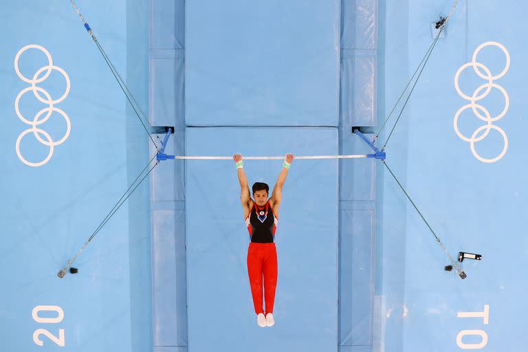 Artur Dalaloyan del equipo ROC compite en la barra horizontal durante la calificación masculina en el primer día de los Juegos Olímpicos de Tokio 2020 en el Centro de Gimnasia Ariake el 24 de julio de 2021 en Tokio, Japón.