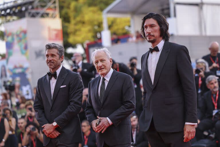 Los actores Patrick Dempsey y Adam Driver, y el director Michael Mann (en el centro), posan en agosto pasado en el Festival de Venecia durante la presentación de Ferrari, una de las pocas películas de Hollywood que logró permiso sindical para difundirse en medio de la huelga que llevan adelante los actores 