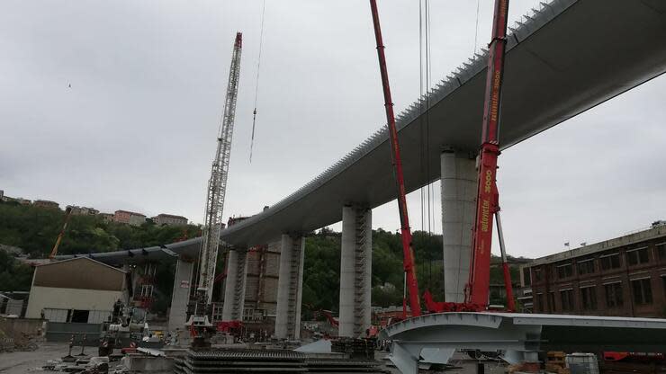 Die Brücke kurz vor der Fertigstellung. Foto: dpa