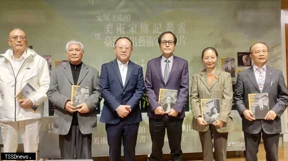 文化部長史哲（左三）與國美館出版112年度美術家傳記叢書的當事藝術家韓湘寧、江明賢、蘇憲法等藝術家及家屬代表合影。（記者王先國攝）