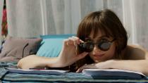 Mit ihrer Hauptrolle in der "Fifty Shades of Grey"-Reihe wurde Dakota Johnson auf einen Schlag zum Superstar. An den Medienrummel dürfte die 30-Jährige aber schon gewöhnt sein - als Tochter von ... (Bild: 2018 Universal Pictures)