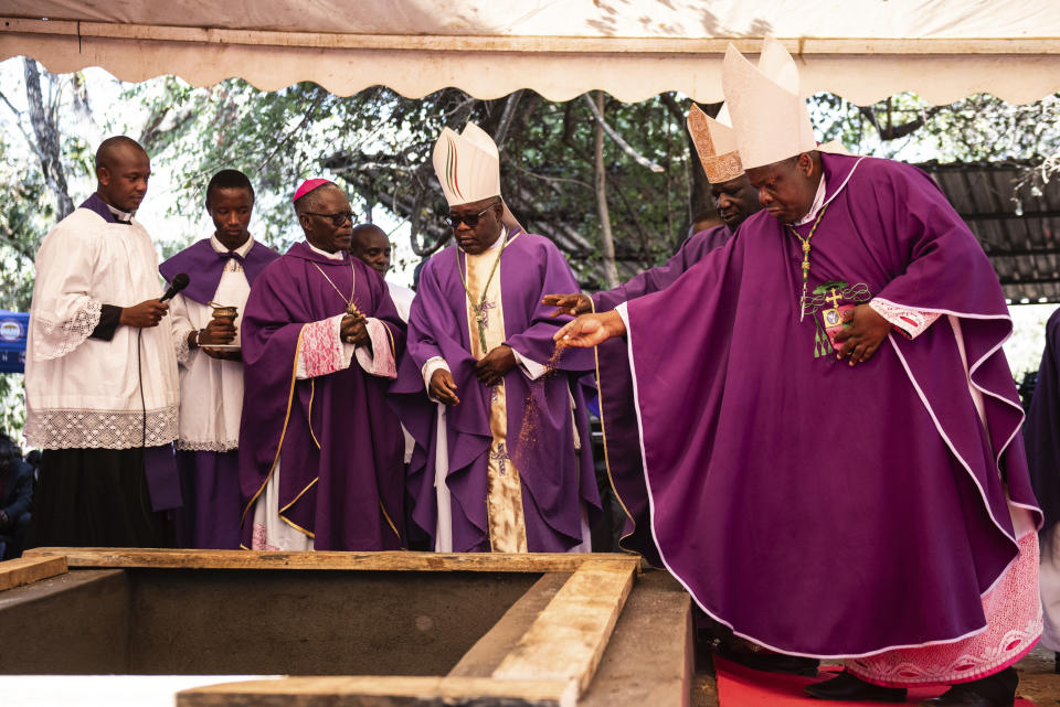 The clergy conduct a burial service for Malawi's Vice President Saulos Chilima in Nsipe, Malawi, Monday, June 17, 2024. (AP Photo/Thoko Chikondi)