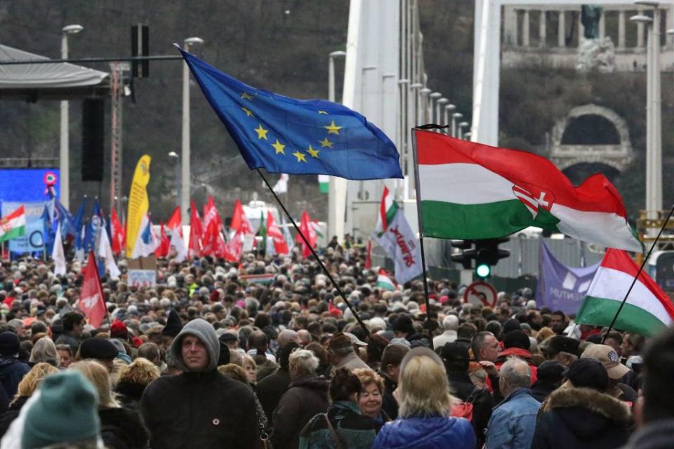 Immer wieder protestieren in Ungarn tausende Menschen gegen die Politik des rechtsnationalen Regierungschefs Orban. (Bild: Getty Images)