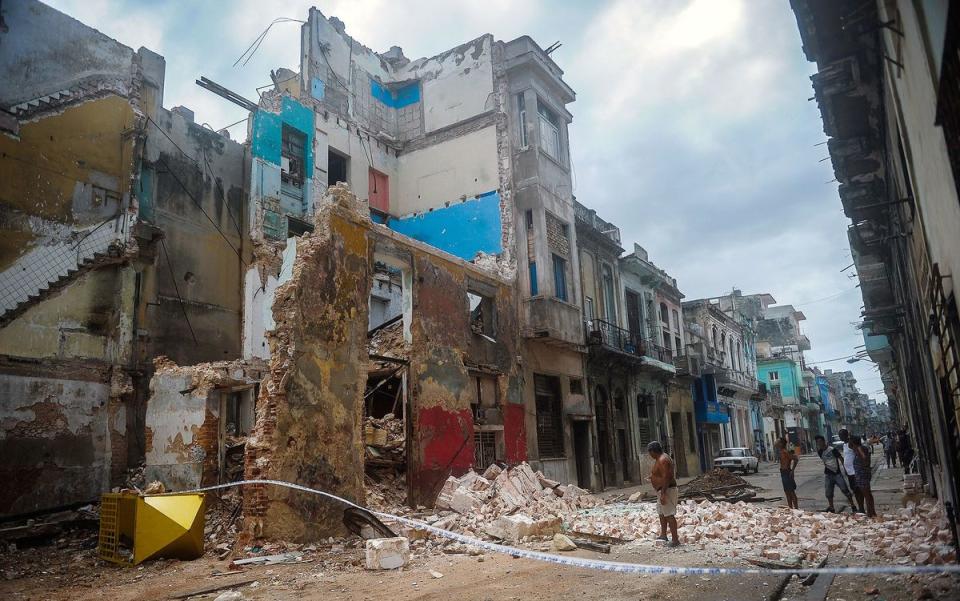 <p>El paso del huracán por La Habana. (Photo credit should read YAMIL LAGE/AFP/Getty Images) </p>