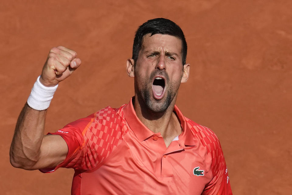 El serbio Novak Djokovic celebra con el puño cerrado después de ganar un punto en contra del español Carlos Alcaraz durante su partido de semifinales del torneo de tenis Abierto de Francia, en el estadio Roland Garros, en París, el viernes 9 de junio de 2023. (AP Foto/Christophe Ena)