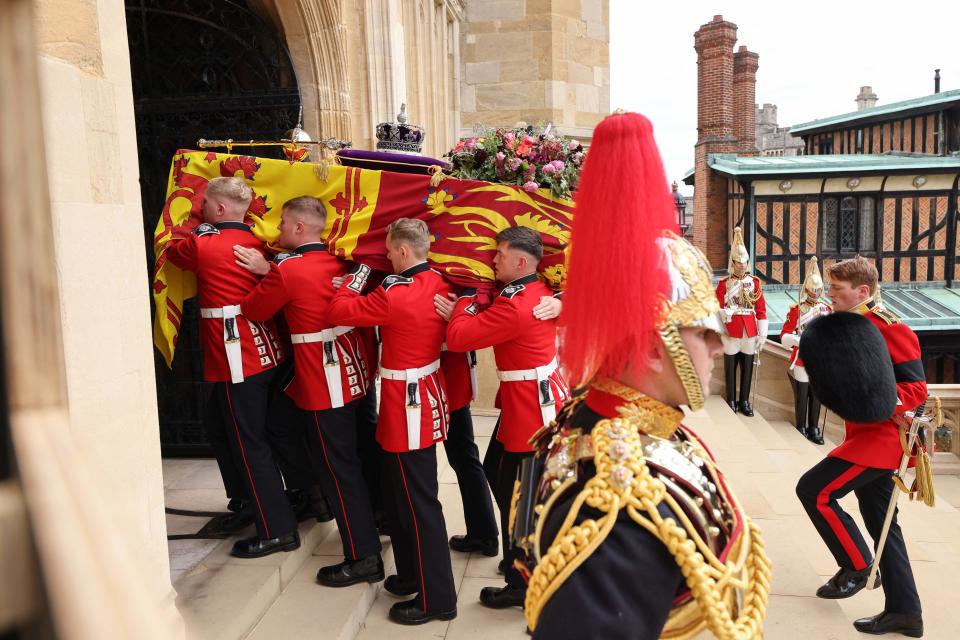 The Bearer Party take the coffin of Queen Elizabeth II, from the State Hearse, into St George's Chapel inside Windsor Castle on September 19, 2022, for the Committal Service for Britain's Queen Elizabeth II. (Photo by Andy Commins / POOL / AFP) (Photo by ANDY COMMINS/POOL/AFP via Getty Images)