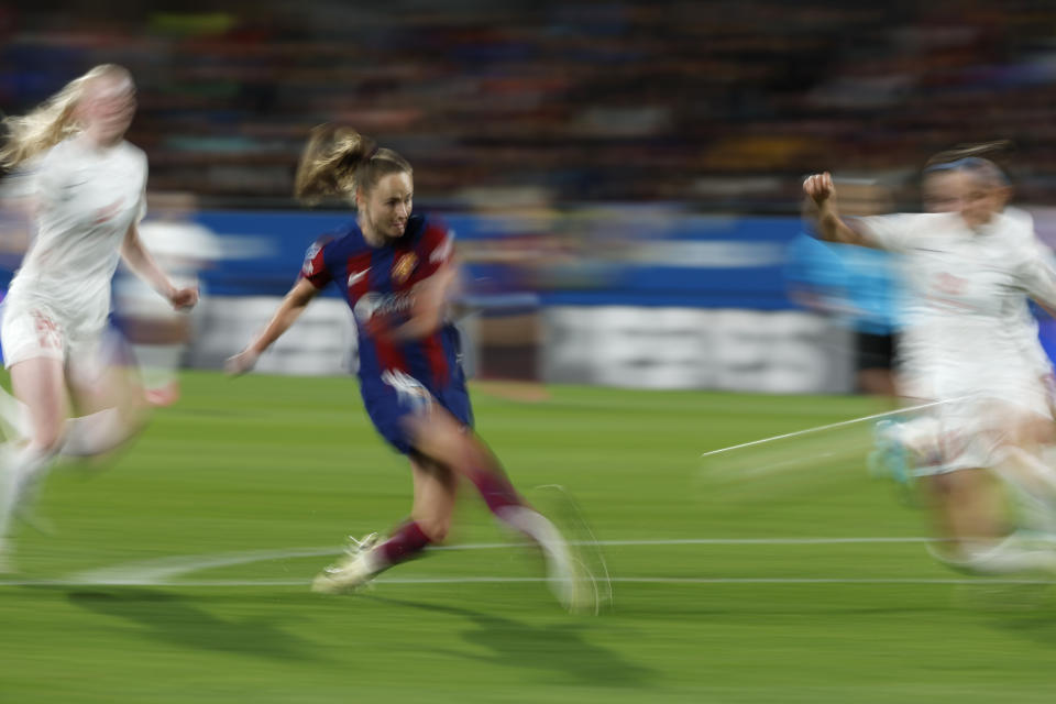 Barcelona's Caroline Graham Hansen, centre, in action during the women's Champions League quarterfinals, second leg, soccer match between FC Barcelona and SK Brann Kvinner at the Estadi Johan Cruyff in Barcelona, Spain, Thursday, March 28, 2024. (AP Photo/Joan Monfort)