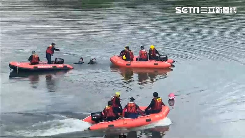 警消今早再派員搜救不慎落水的江男。（圖／翻攝畫面）