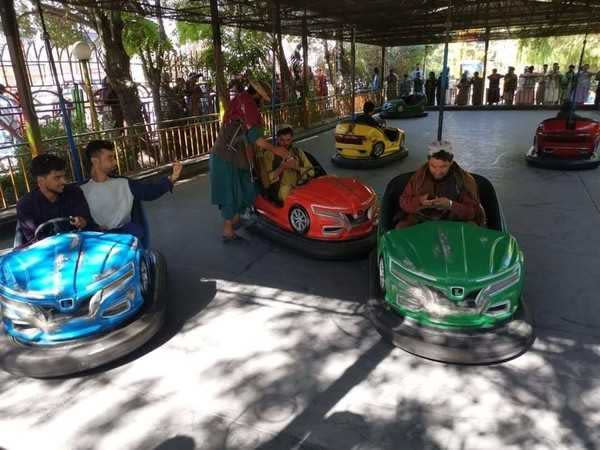 塔利班曾在八月底被目擊到在遊樂園中大玩碰碰車。（圖／翻攝自推特）