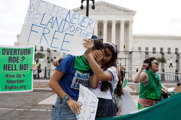 Deux militantes du droit à l'IVG après l'annonce de la décision de la Cour suprême sur le droit à l'avortement. (Photo: ANNA MONEYMAKER via Getty Images via AFP)