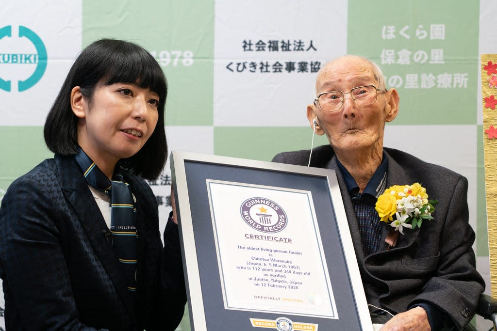 Chitetsu Watanabe, 112, is presented a certificate by Guinness World Records' Kaoru Ishikawa at his nursing home in Niigata, Japan, his hometown.