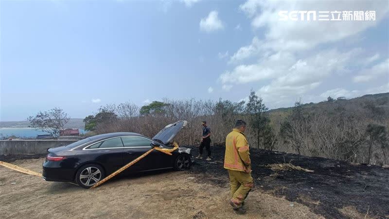 墓地火警燒毀賓士車，不少網友驚呼：燒真的賓士車給祖先也太有誠意。（圖／翻攝畫面）