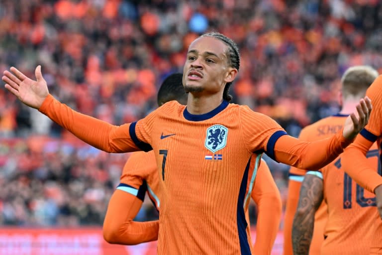 El joven centrocampista neerlandés Xavi Simons celebra un gol en el amistoso de Países Bajos contra Islandia disputado en Róterdam, el 10 de junio de 2024. (JOHN THYS)