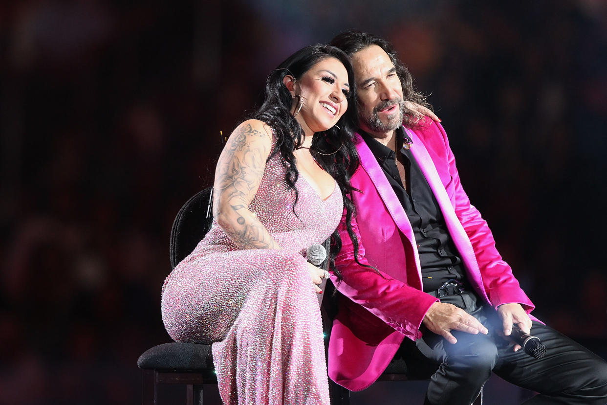 Beatriz Adriana Solís con su padre en el Staples Center de Los Ángeles en el 2016.  (Photo by JC Olivera/Getty Images)