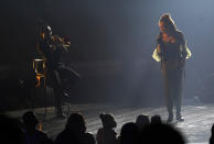 Andra Day actúa en la ceremonia de los Premios BET el domingo 27 de junio de 2021 en el Teatro Microsoft en Los Ángeles. (AP Foto/Chris Pizzello)