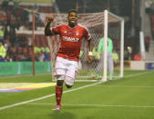 Statham é torcedor do Nottingham Forest, da Inglaterra.