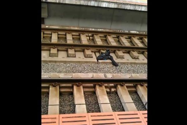 奧客使人崩潰 日本列車長處理跳軌事故突失控脫衣跳下月台狂奔後跳橋骨折